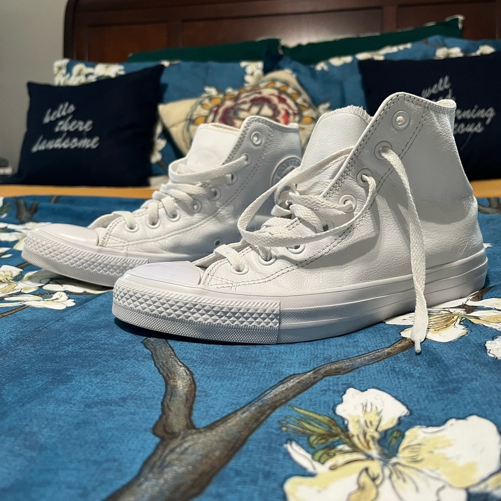 Gently Used Converse Chuck Taylor All Star White Monochrome Leather Upper